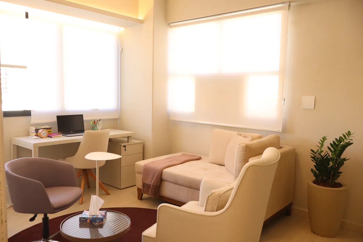 Sala Clarice Lispector — divã, mesa de trabalho e ampla iluminação